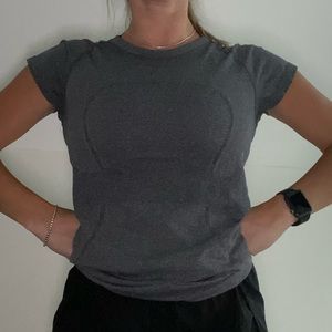 Lululemon size 4/6 swiftly tee